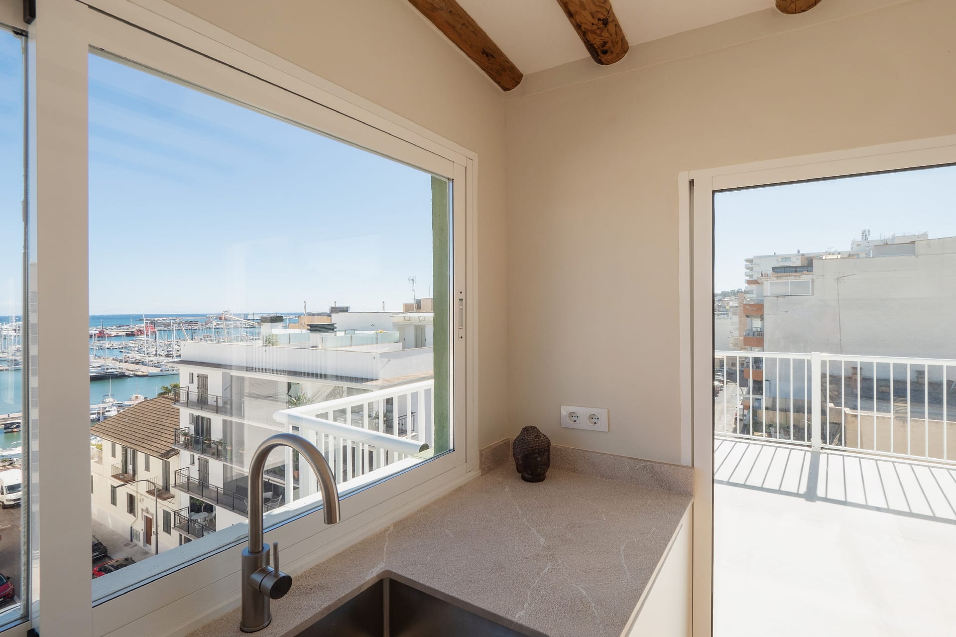 Renovated penthouse with large terrace and sea views in Santa Catalina